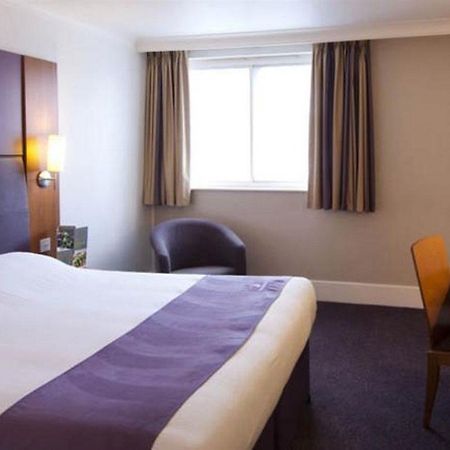 Premier Inn Glasgow นิวตันเมิร์นส์ ภายนอก รูปภาพ
