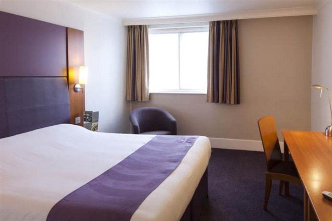 Premier Inn Glasgow นิวตันเมิร์นส์ ภายนอก รูปภาพ