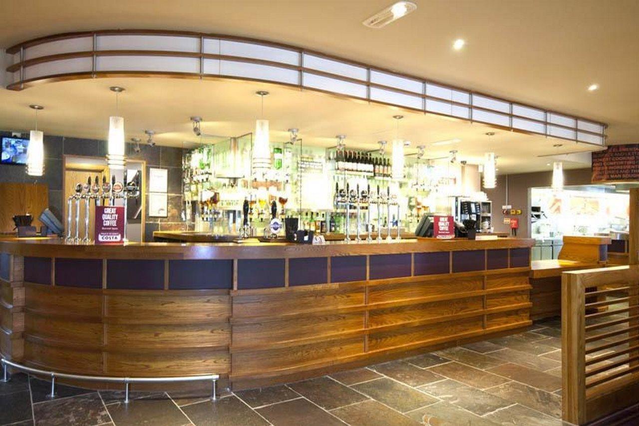 Premier Inn Glasgow นิวตันเมิร์นส์ ภายนอก รูปภาพ