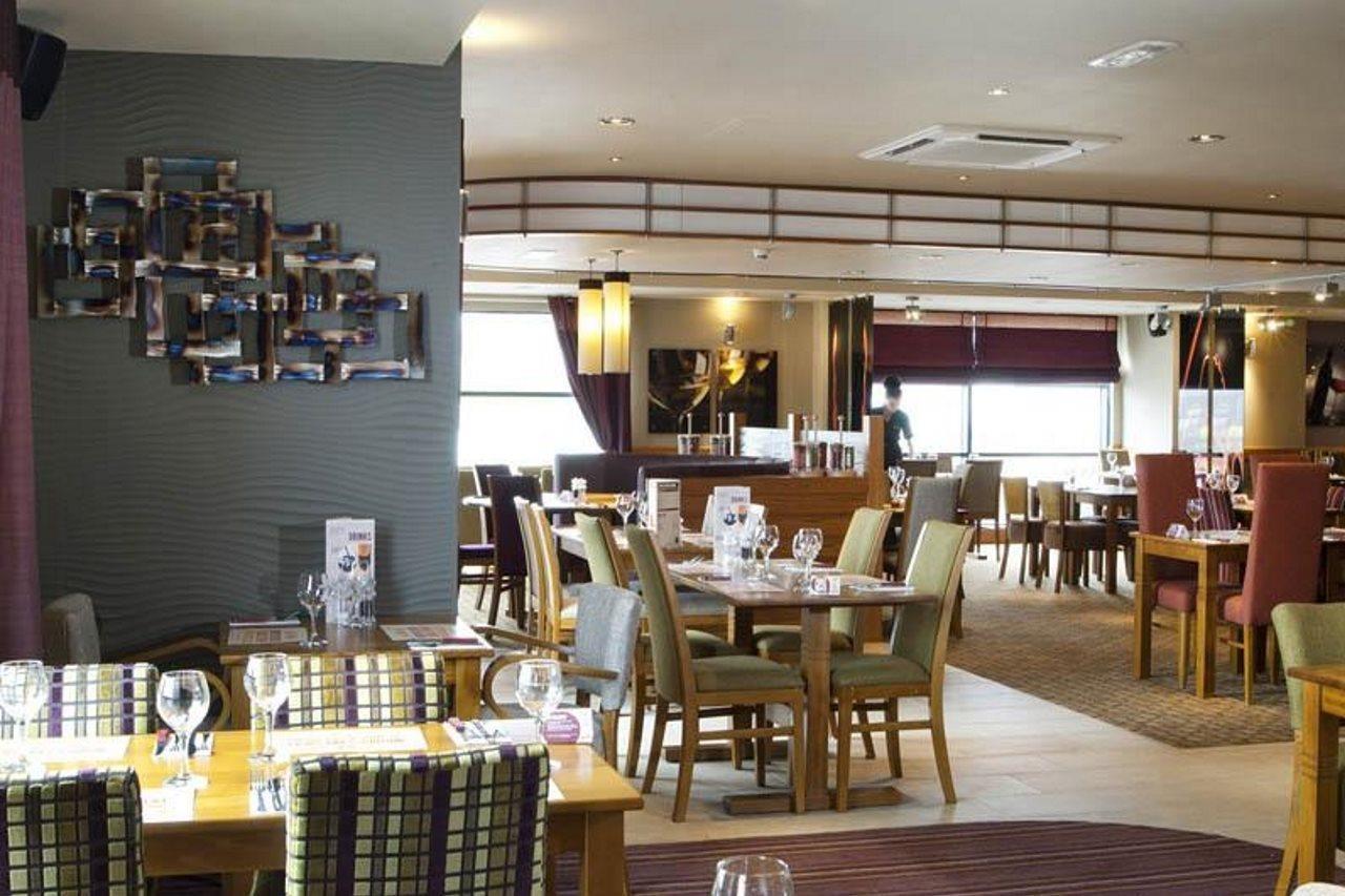 Premier Inn Glasgow นิวตันเมิร์นส์ ภายนอก รูปภาพ