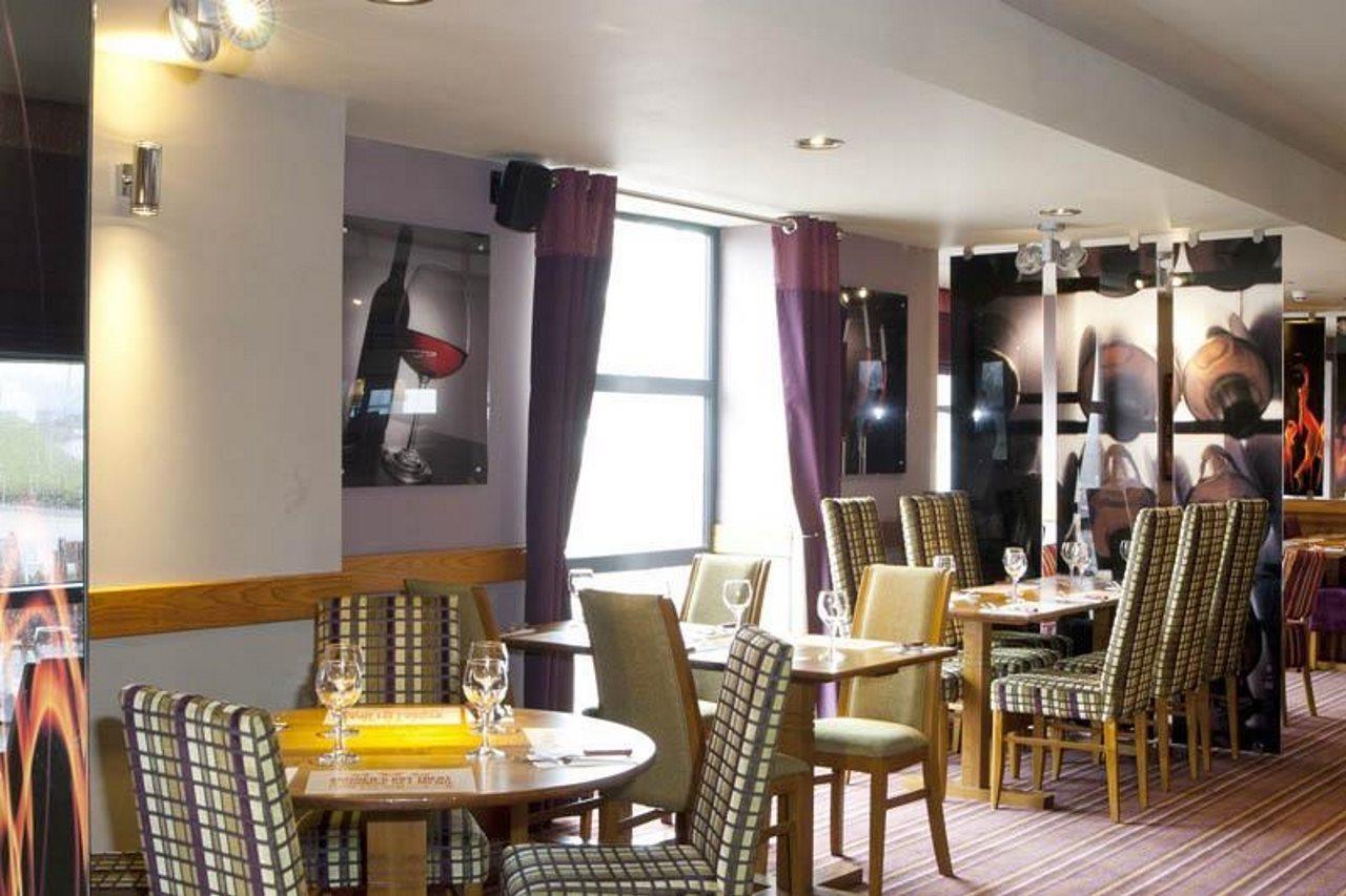 Premier Inn Glasgow นิวตันเมิร์นส์ ภายนอก รูปภาพ