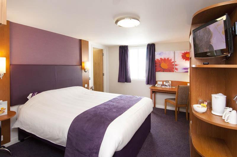 Premier Inn Glasgow นิวตันเมิร์นส์ ภายนอก รูปภาพ