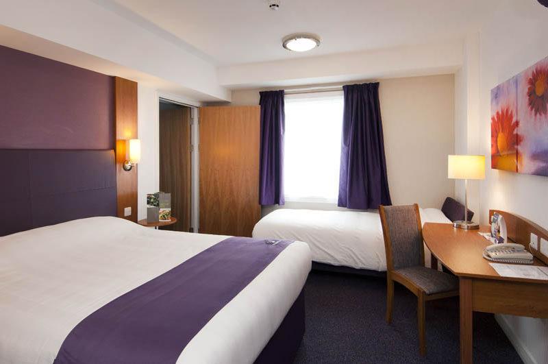 Premier Inn Glasgow นิวตันเมิร์นส์ ภายนอก รูปภาพ